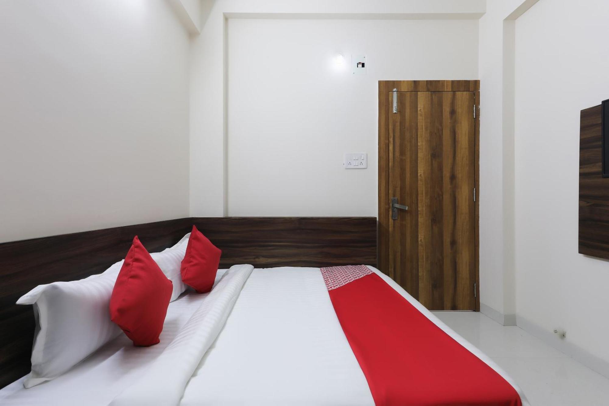 Hotel OYO 46617 La Flora Indore Exterior foto