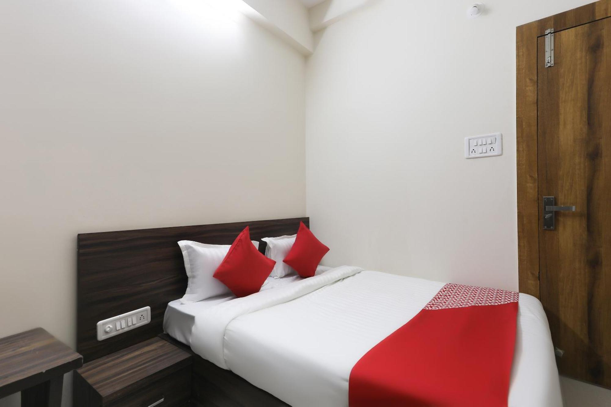Hotel OYO 46617 La Flora Indore Exterior foto