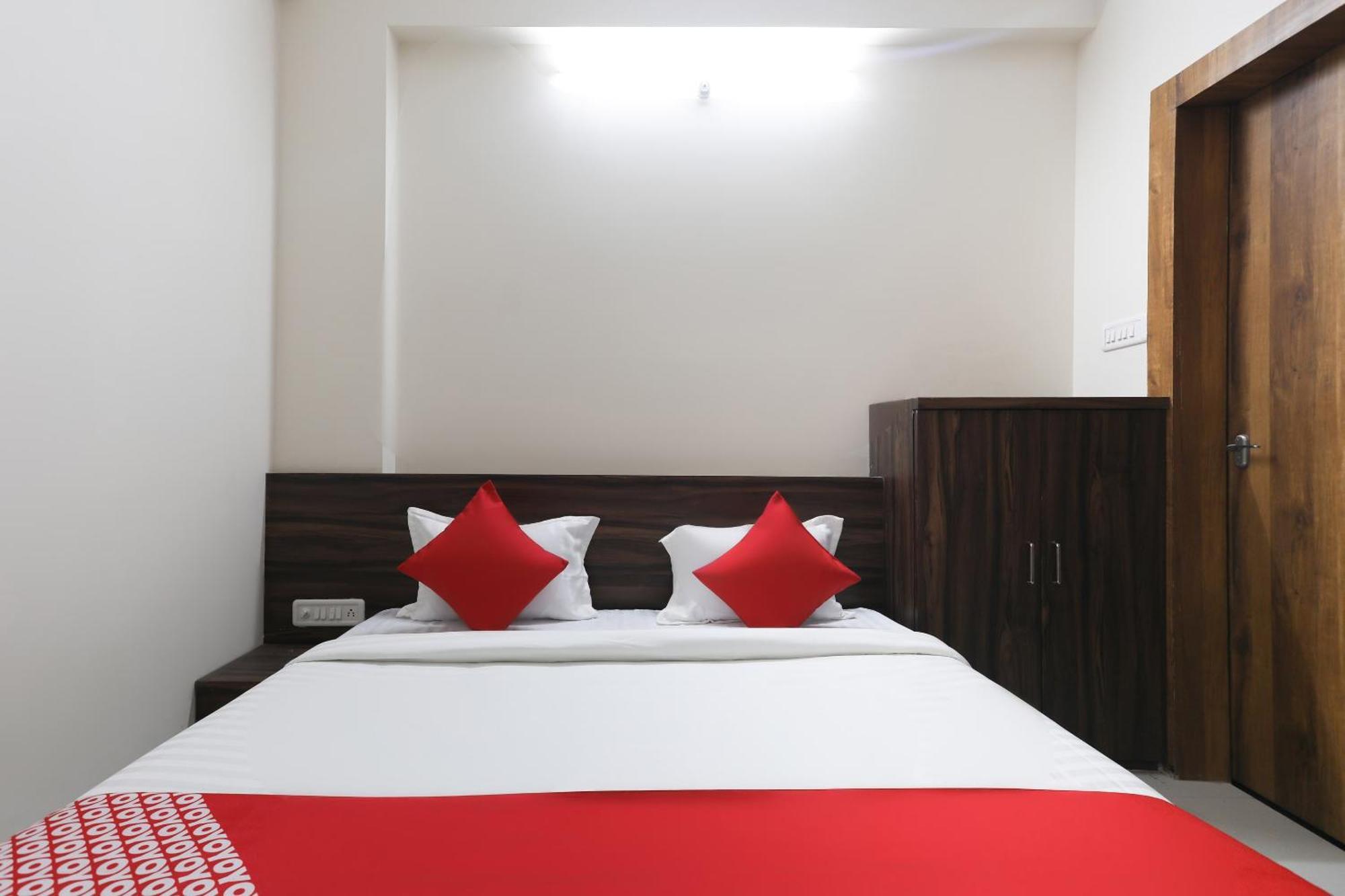 Hotel OYO 46617 La Flora Indore Exterior foto