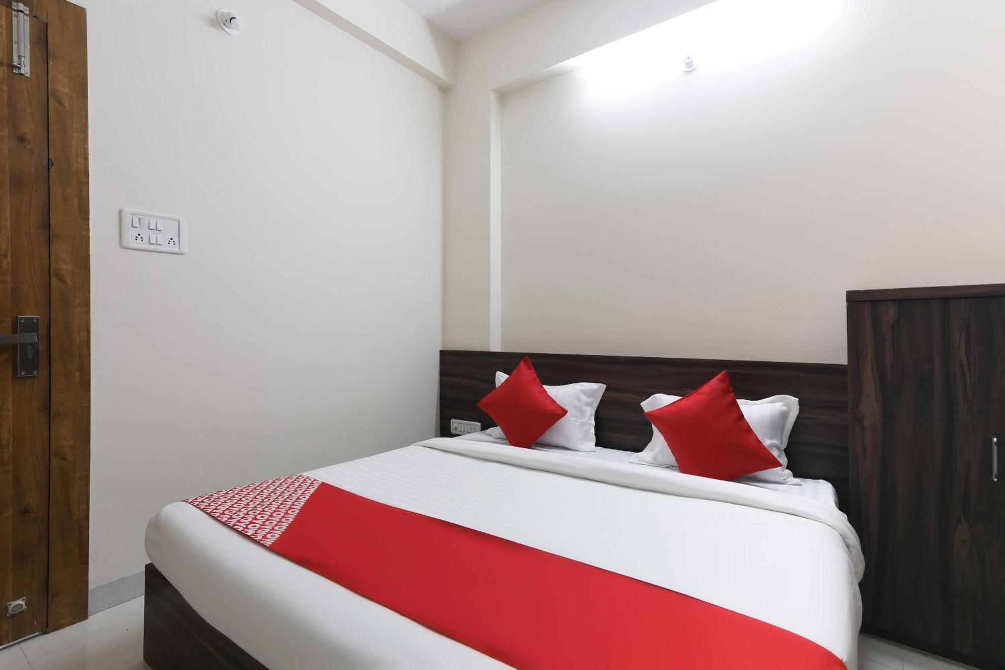 Hotel OYO 46617 La Flora Indore Exterior foto