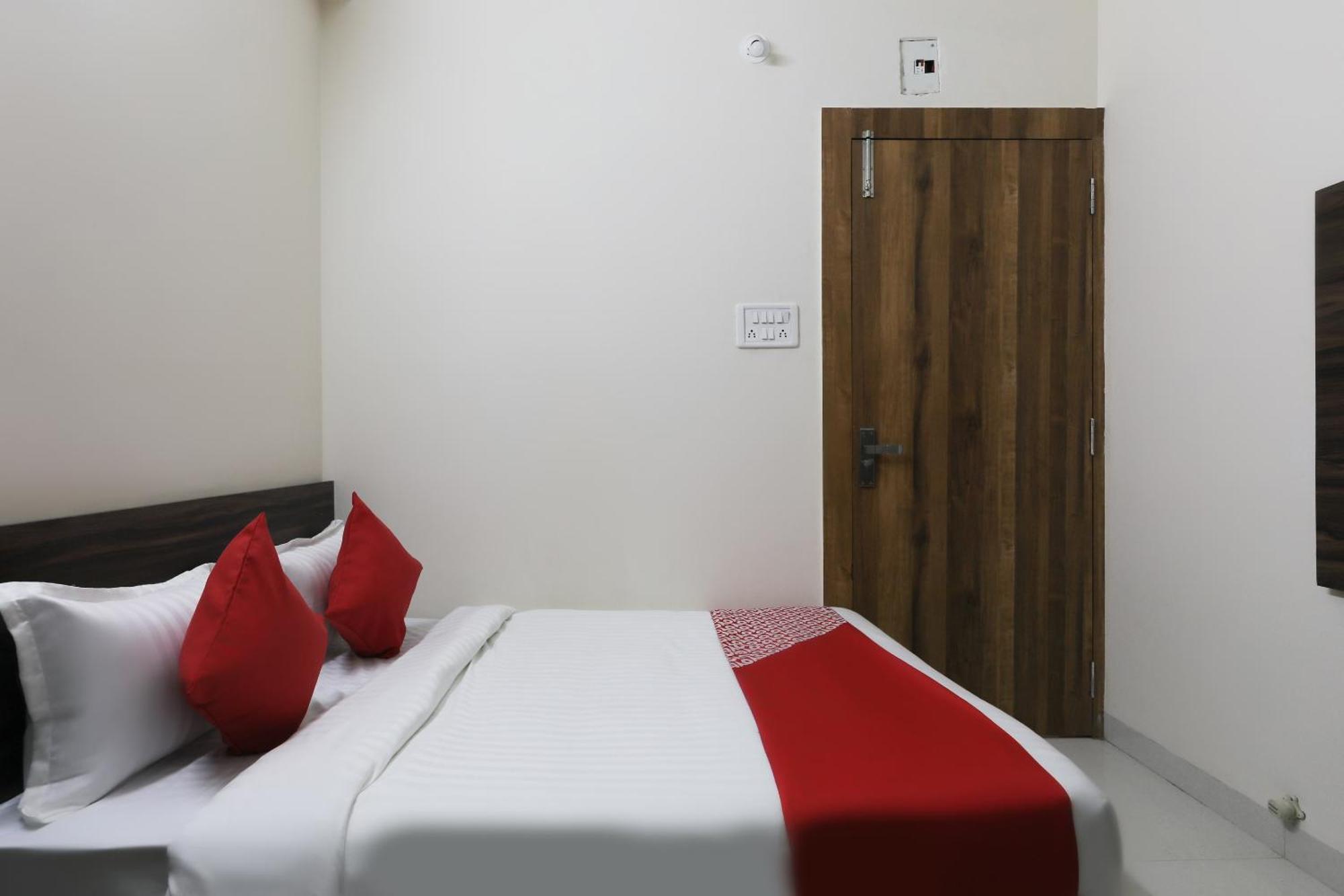 Hotel OYO 46617 La Flora Indore Exterior foto