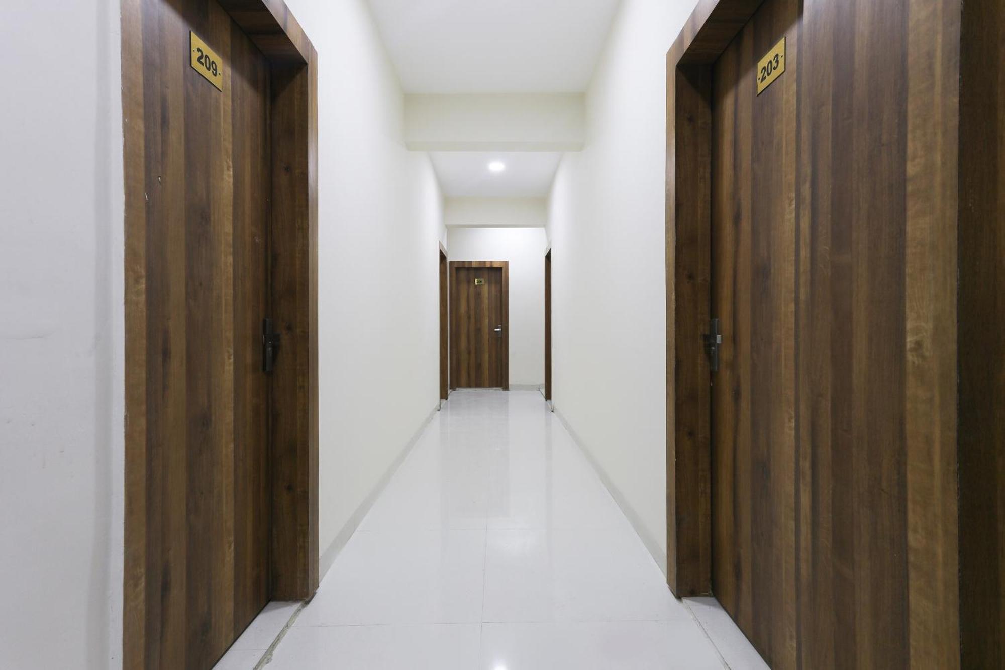 Hotel OYO 46617 La Flora Indore Exterior foto